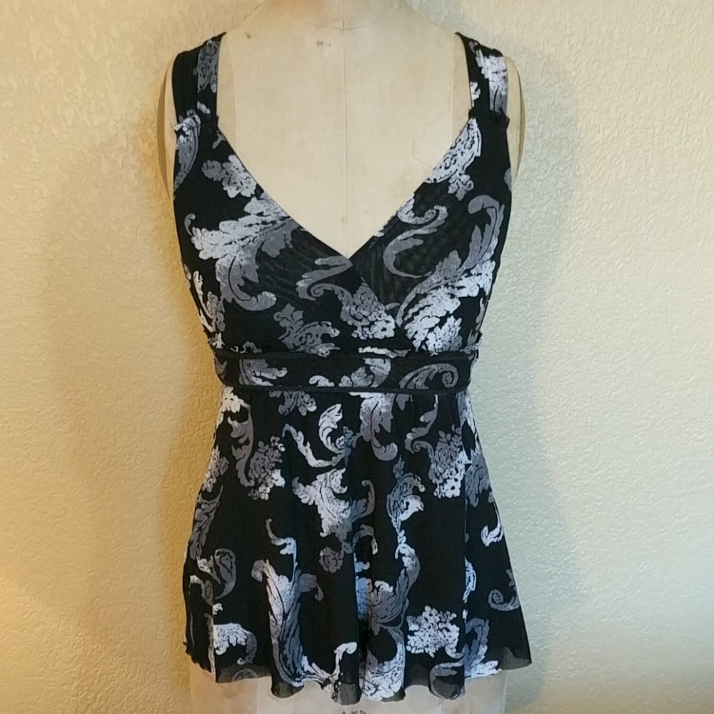 Black and White Patterned Sleeveless Blouse